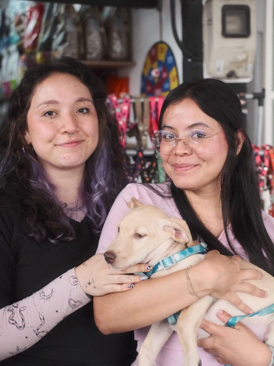 Equipo de Tayra con un cachorro en brazos